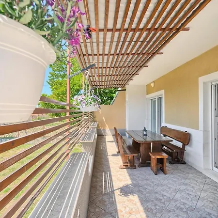 Apartment Mestrovic With Heated Swiming Pool- Near Split Kastela