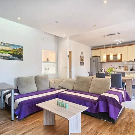 Apartment Mestrovic With Heated Swiming Pool- Near Split *