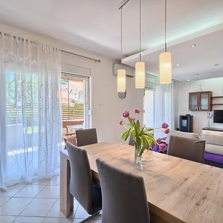 Mestrovic With Heated Swiming Pool- Near Split Apartment *