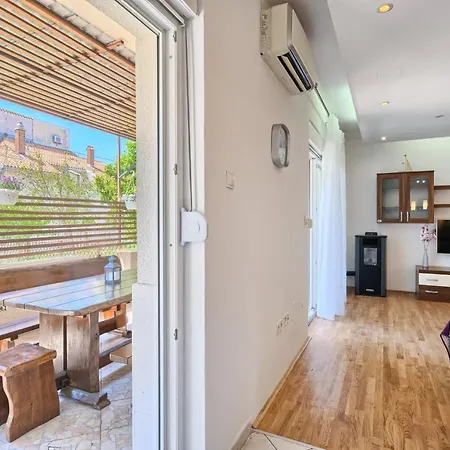 Mestrovic With Heated Swiming Pool- Near Split Apartment