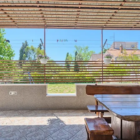 Mestrovic With Heated Swiming Pool- Near Split Apartment Kastela