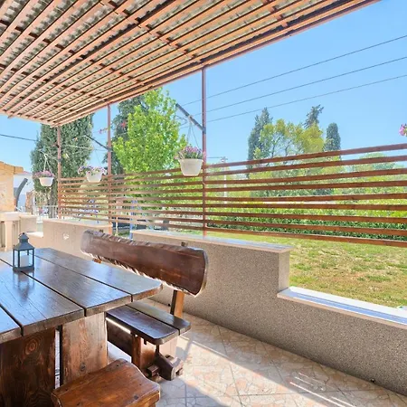 Mestrovic With Heated Swiming Pool- Near Split Apartment Kastela