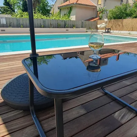 Mestrovic With Heated Swiming Pool- Near Split Apartment Kastela