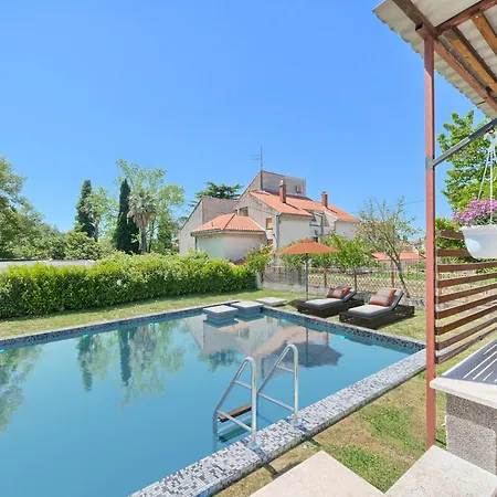 Mestrovic With Heated Swiming Pool- Near Split Apartment Kastela