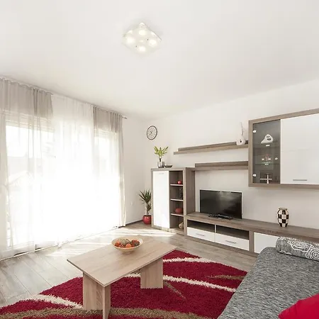 Mestrovic With Heated Swiming Pool- Near Split Apartment Kastela