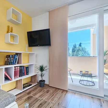 Apartment Mestrovic With Heated Swiming Pool- Near Split Kastela