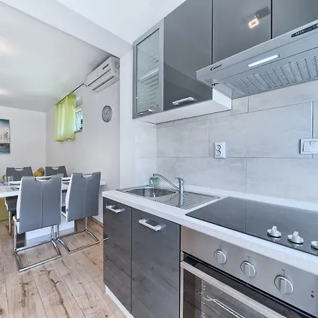 Apartment Mestrovic With Heated Swiming Pool- Near Split *
