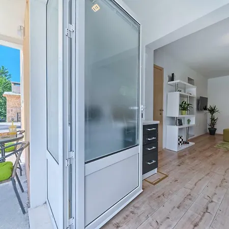 Apartment Mestrovic With Heated Swiming Pool- Near Split Kaštela