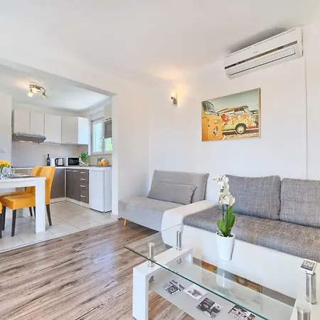 Mestrovic With Heated Swiming Pool- Near Split Apartment