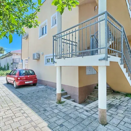 Mestrovic With Heated Swiming Pool- Near Split Apartment *