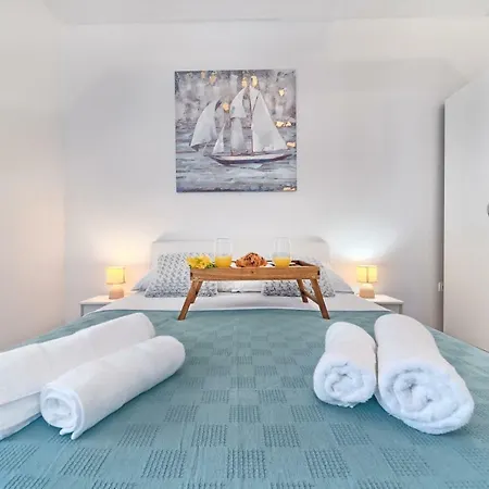Mestrovic With Heated Swiming Pool- Near Split Apartment