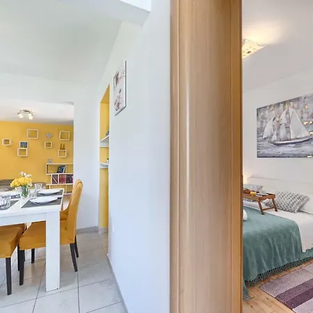Mestrovic With Heated Swiming Pool- Near Split Apartman *