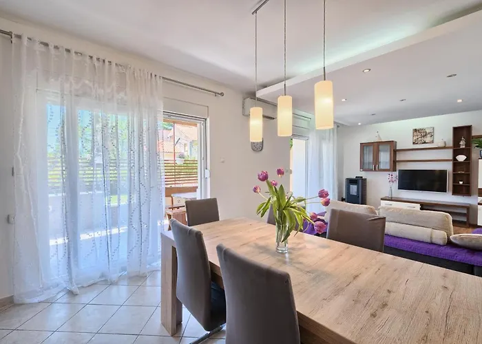 Mestrovic With Heated Swiming Pool- Near Split Apartmán *