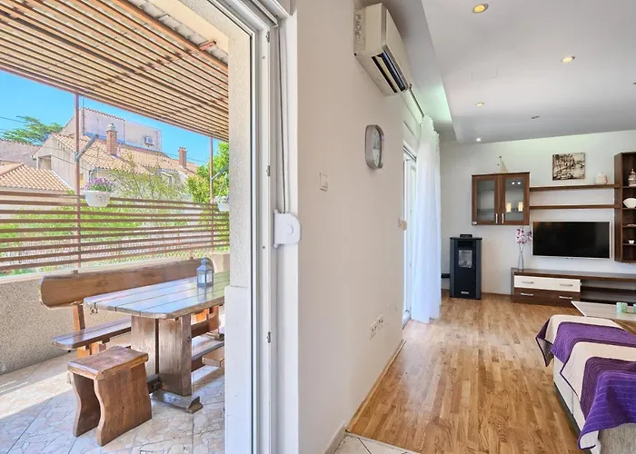 Mestrovic With Heated Swiming Pool- Near Split Apartmán