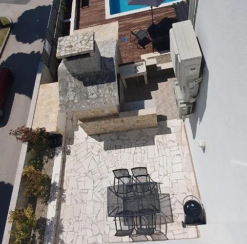 Mestrovic With Heated Swiming Pool- Near Split Apartmán *