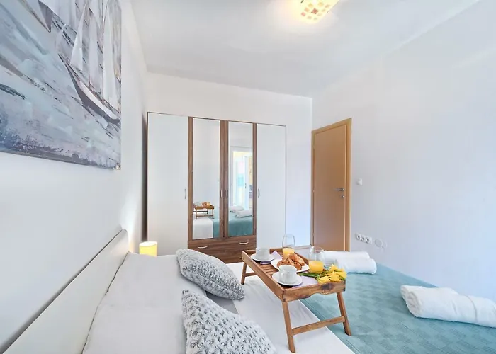 Mestrovic With Heated Swiming Pool- Near Split Apartmán