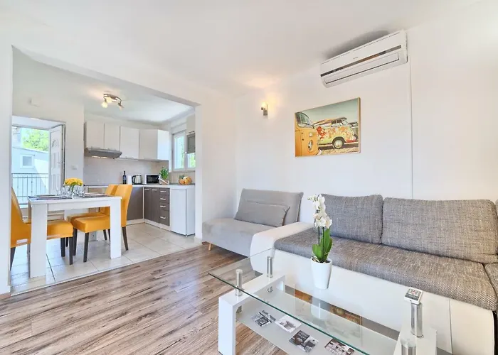 Mestrovic With Heated Swiming Pool- Near Split Apartmán