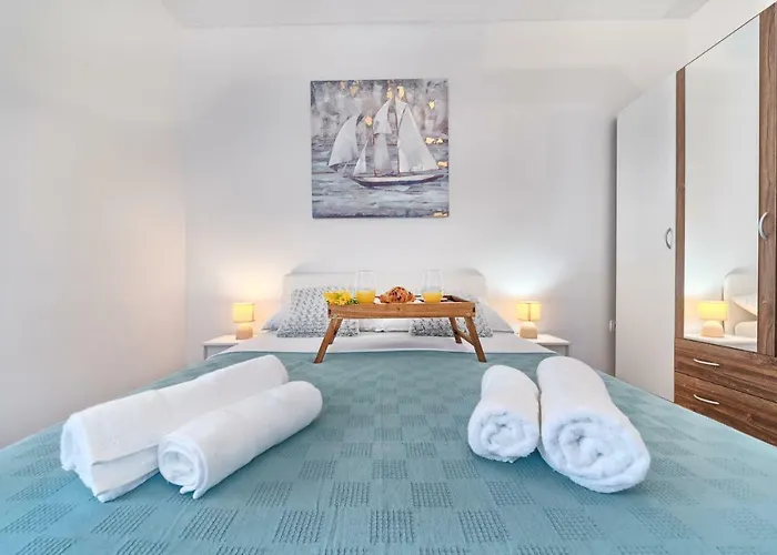 Mestrovic With Heated Swiming Pool- Near Split Apartmán